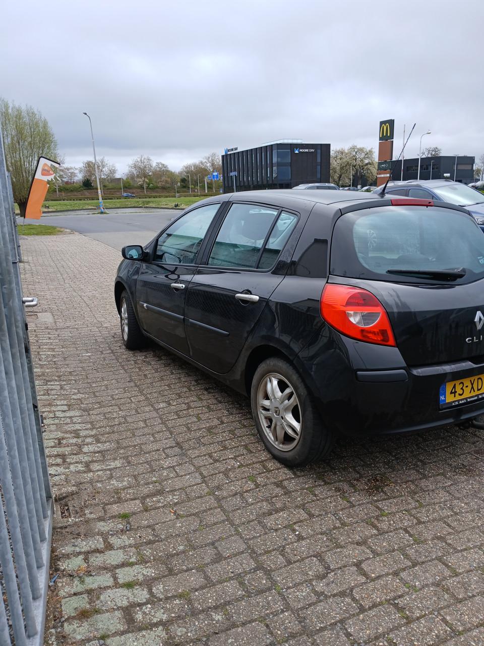 Renault Clio 4 deurs en trekhaak 13 maanden gekeurd