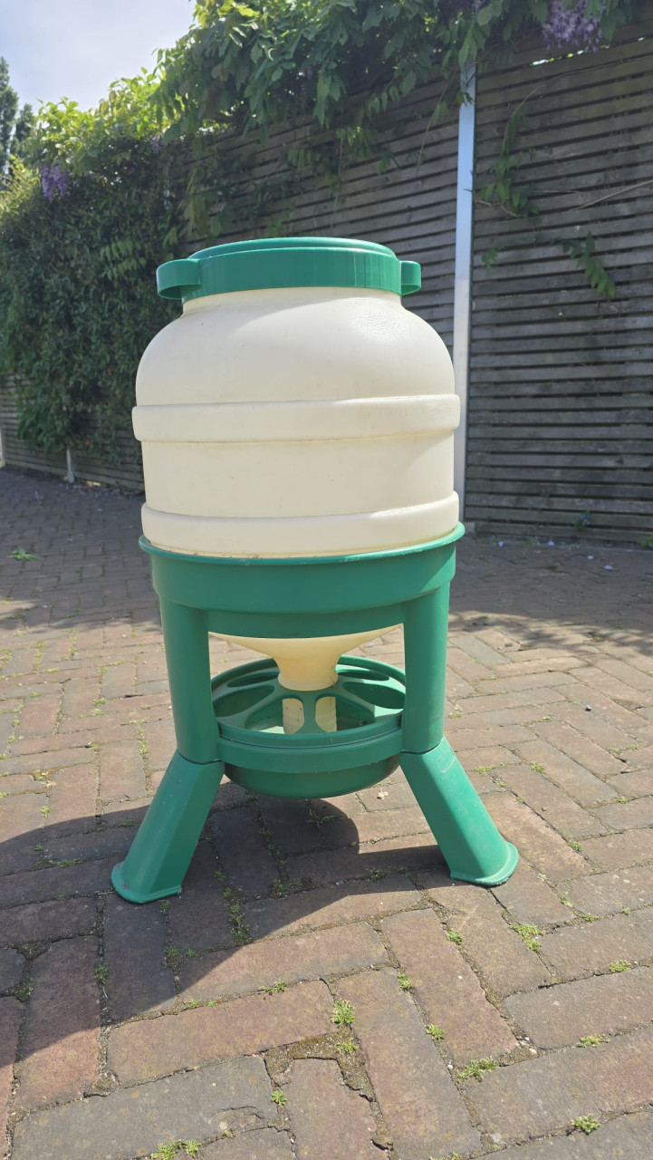 Kippenvoederautomaat