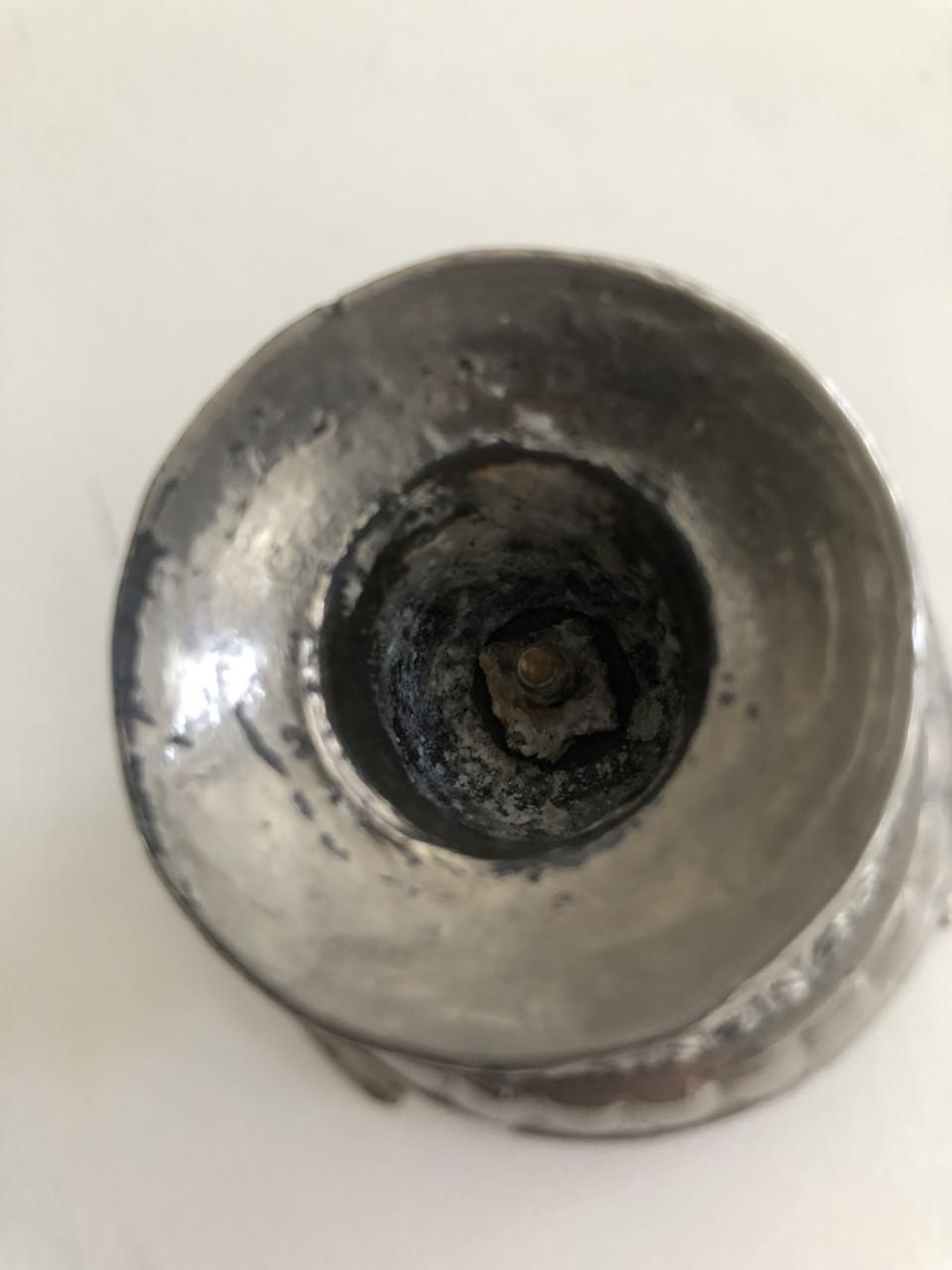 Mooie metalen bewerkte kandelaar op pootjes