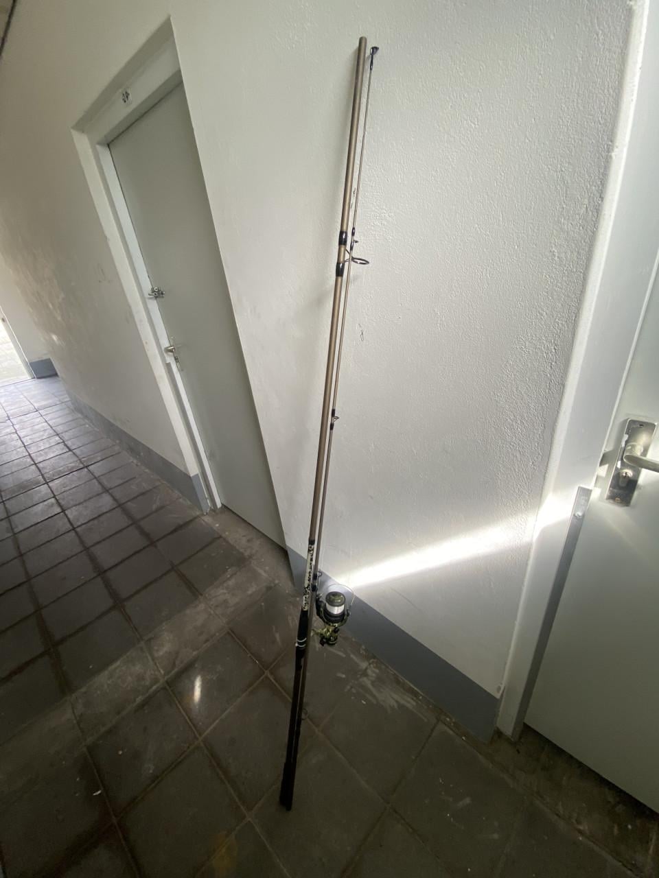 Fishing rod, chair, net, food, bag. All inclusife!