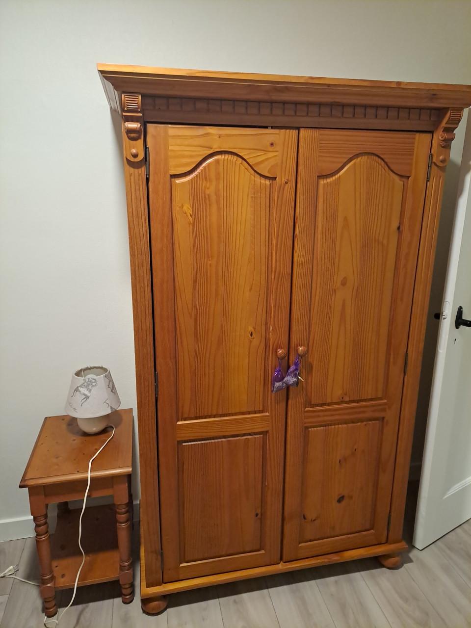 Bed, kledingkast en 2 nachtkastjes