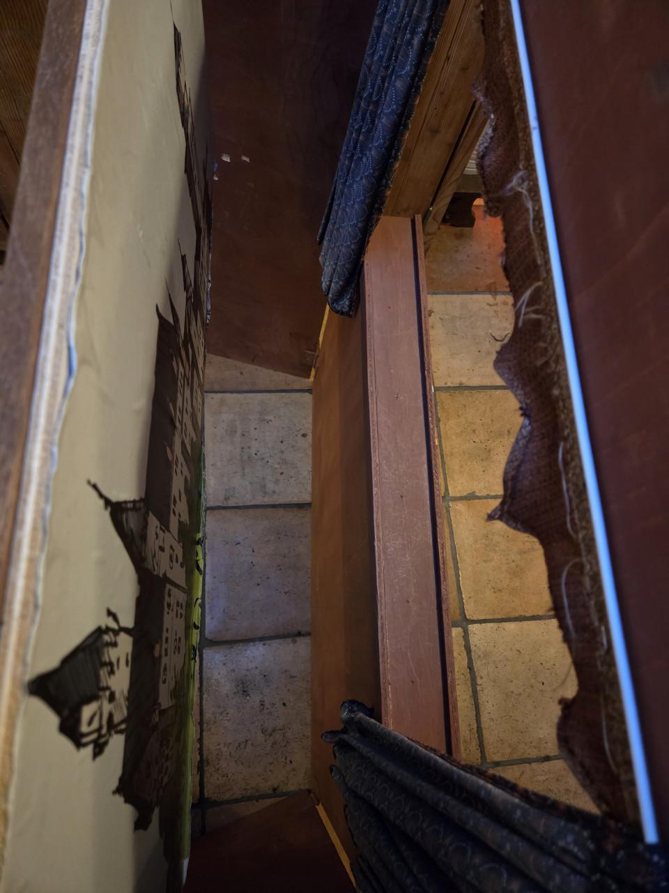 Poppenkast met 8 houten poppen en wisselende achtergronden