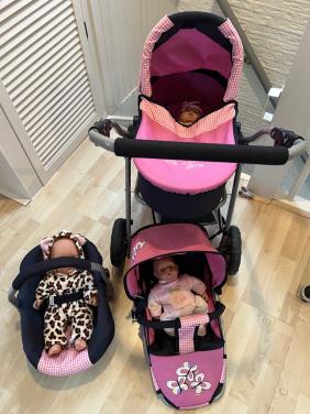 Poppenwagen met drie poppen, buggy en draagstoeltje