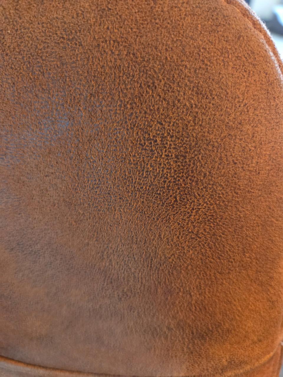 2 zeer nette cognac kleur suede stoelen