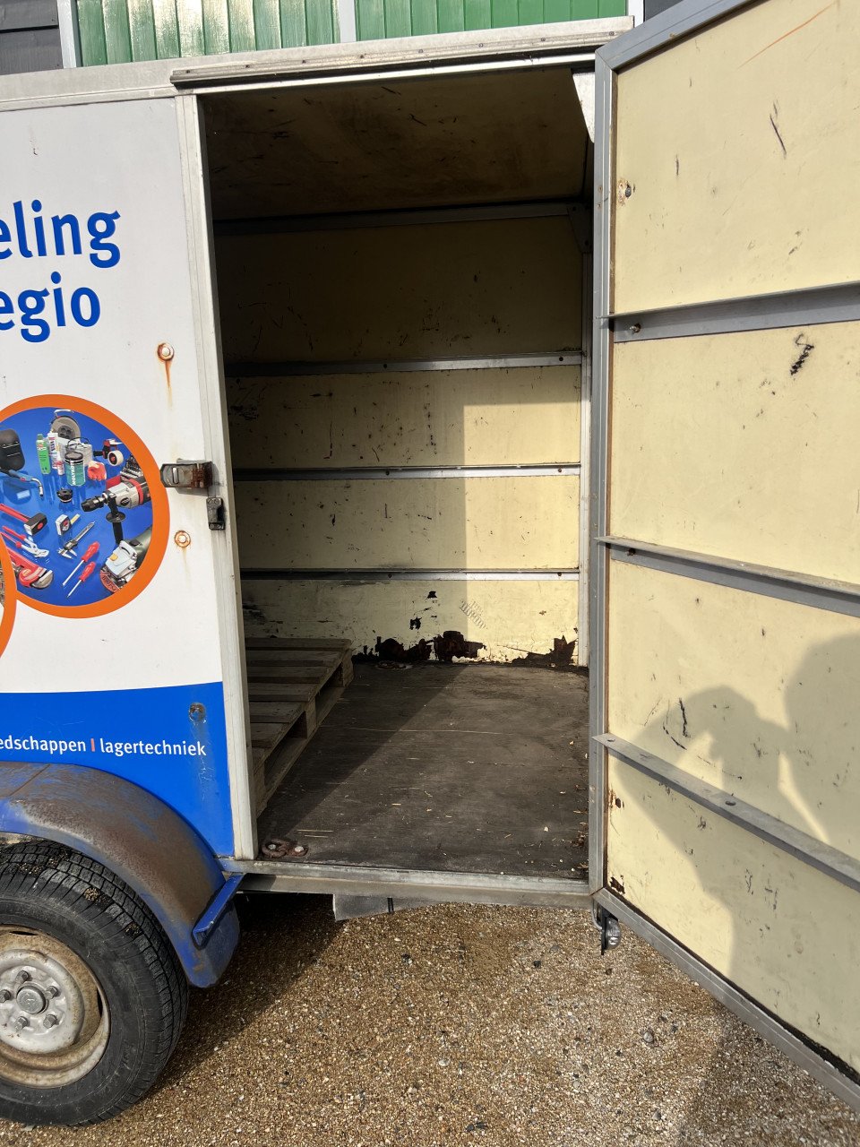 Geremde gesloten aanhanger