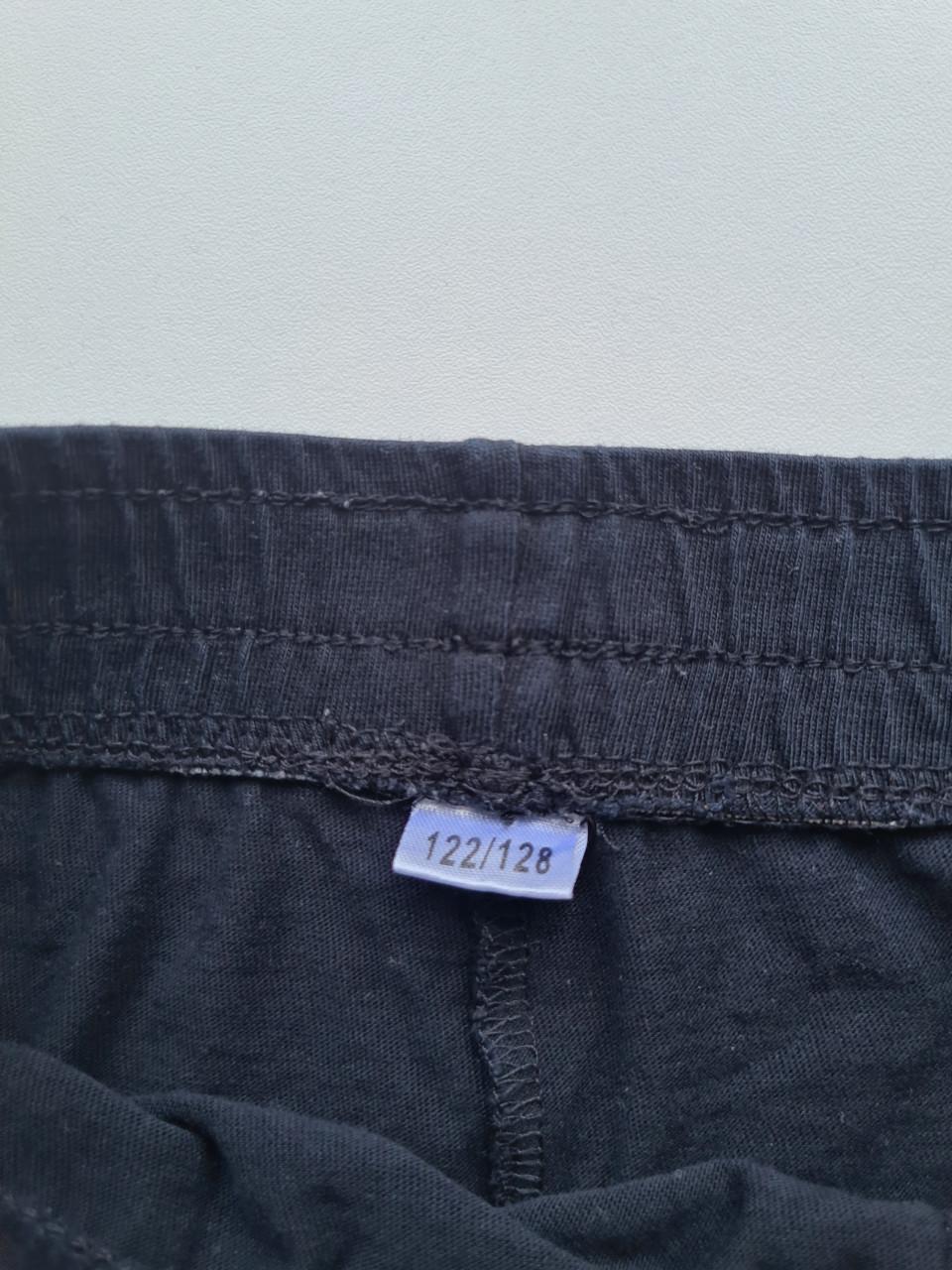 Zwart kort broekje van Zeeman Mt 122-128