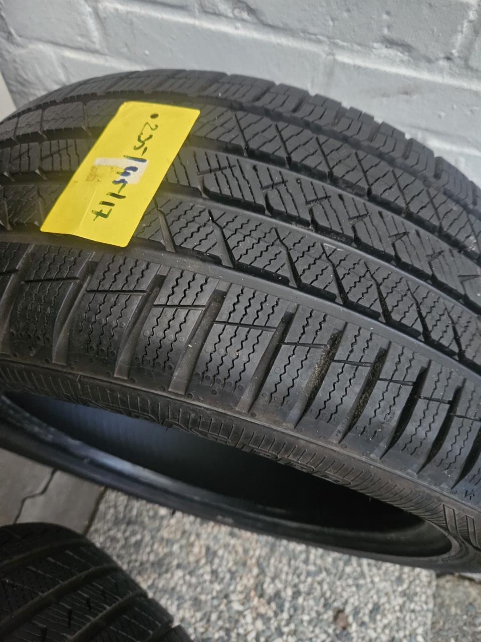 Vredestein All-Season banden 235-45-17