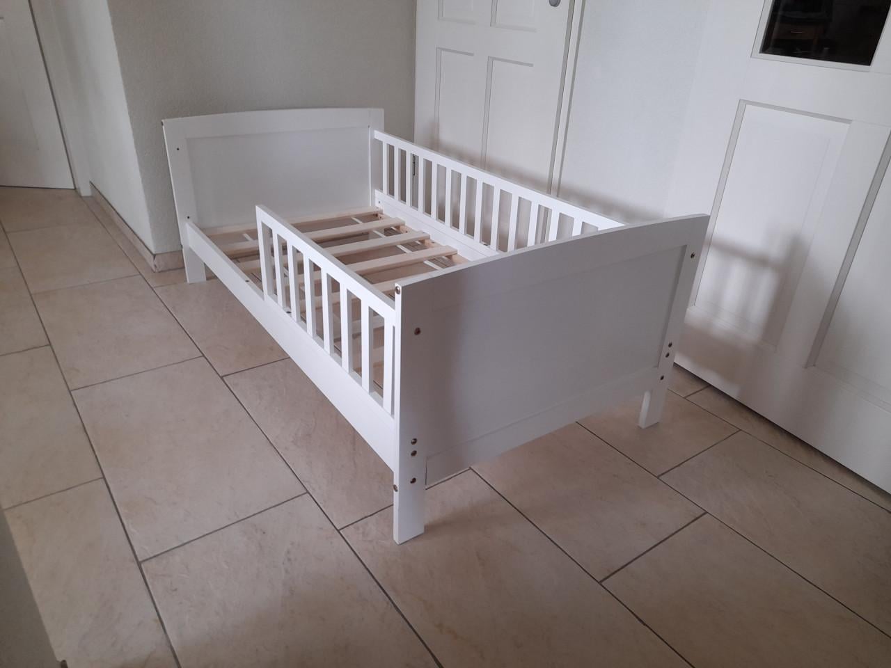 Peuterbed + matras (in goede nette staat)