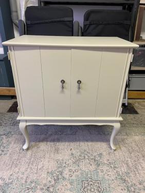 Apart kastje met dubbel scharnierende deuren