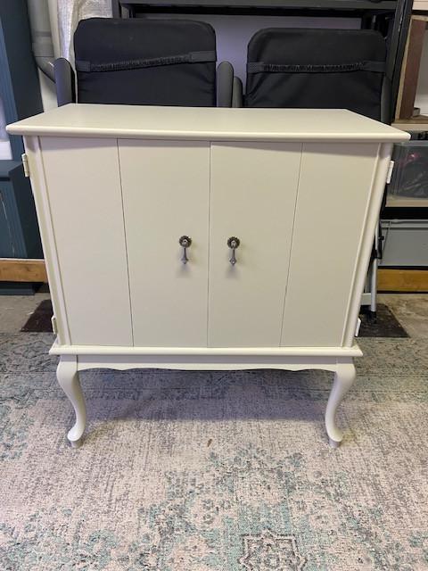 Apart kastje met dubbel scharnierende deuren