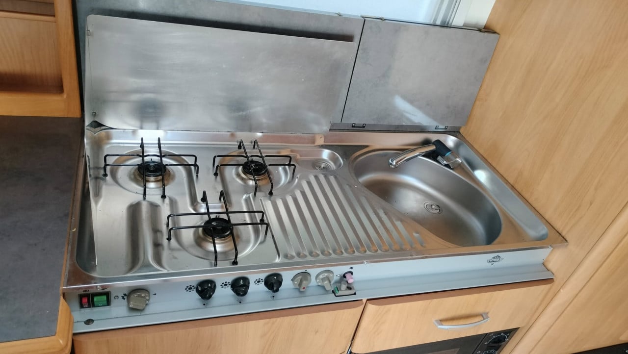 Hobby 540 UL (2000) met voortent en luifel ENKELE BEDDEN