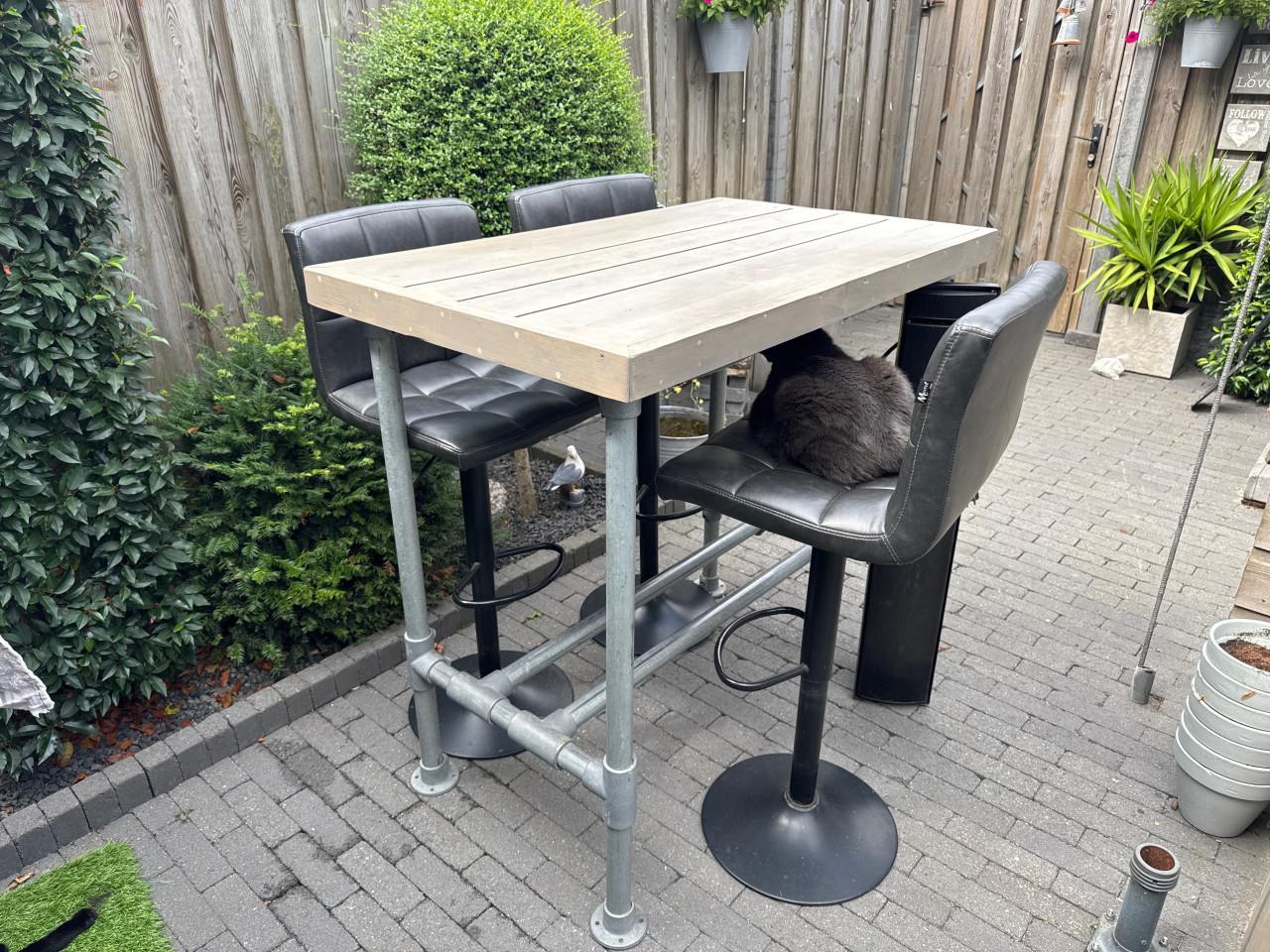 Bartafel met 4 barkrukken evt. met kachel