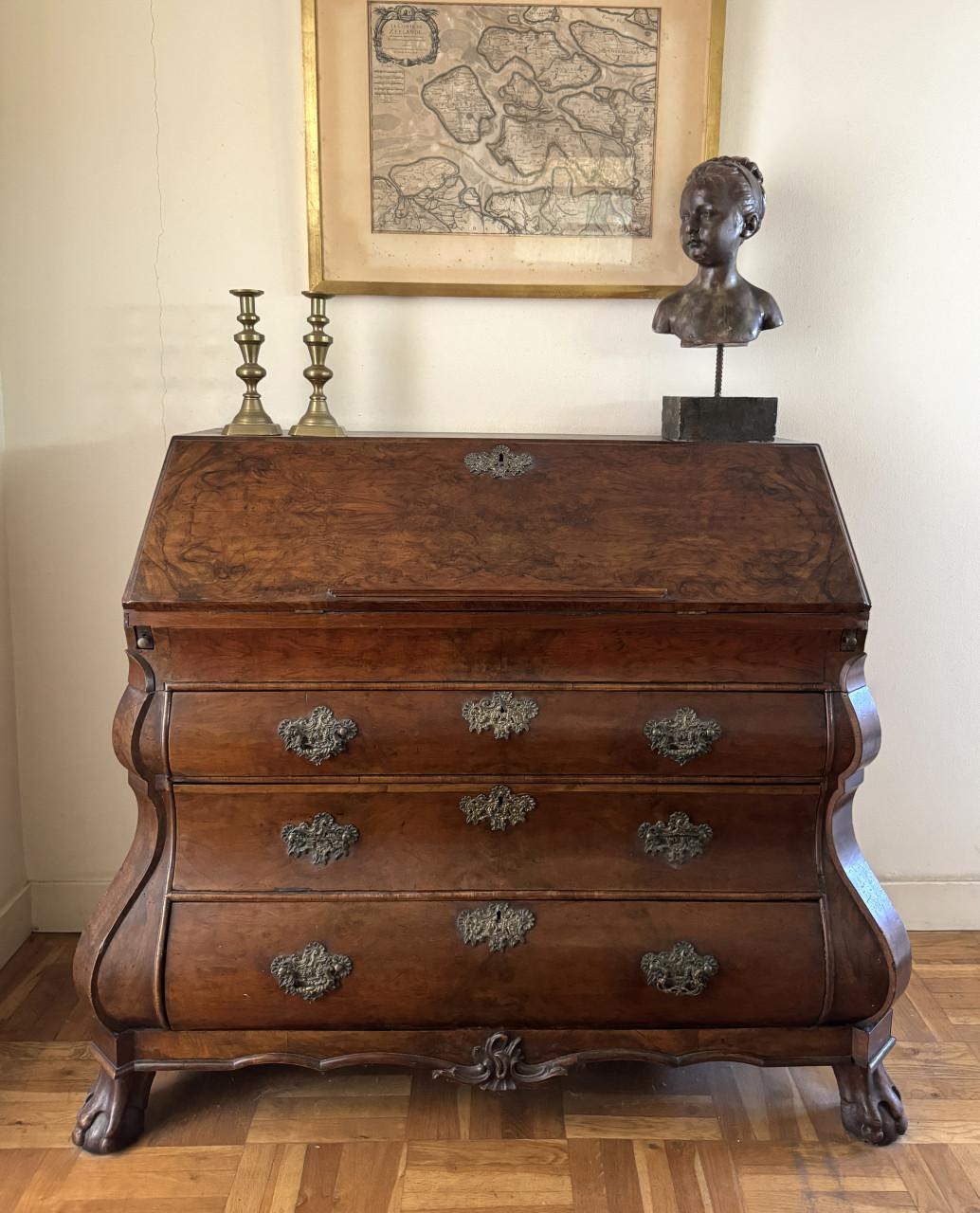 Dubbel gebogen oud Hollands 18e eeuws notenhouten klepbureau
