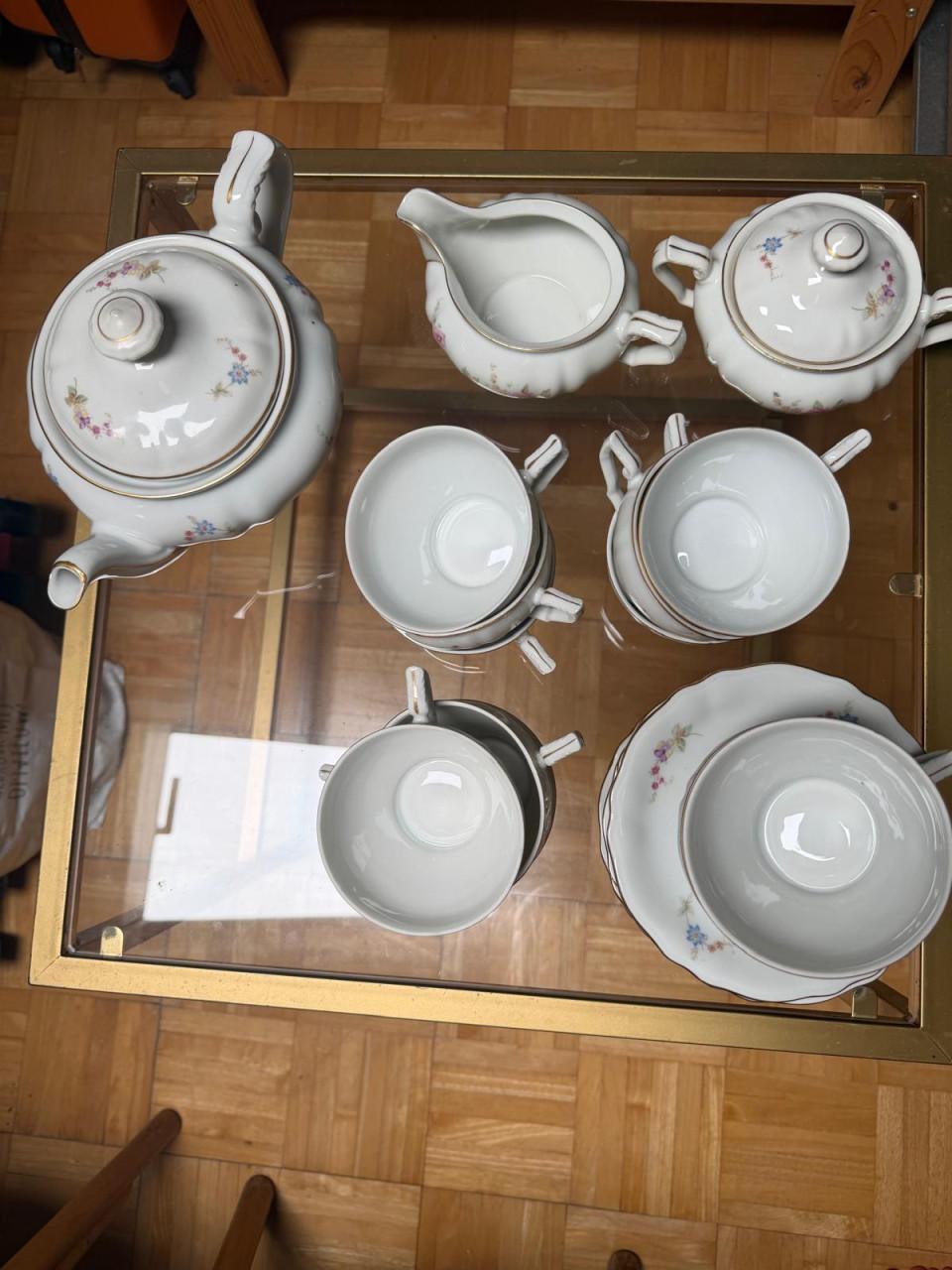 Theeservies met bloemboeketjes