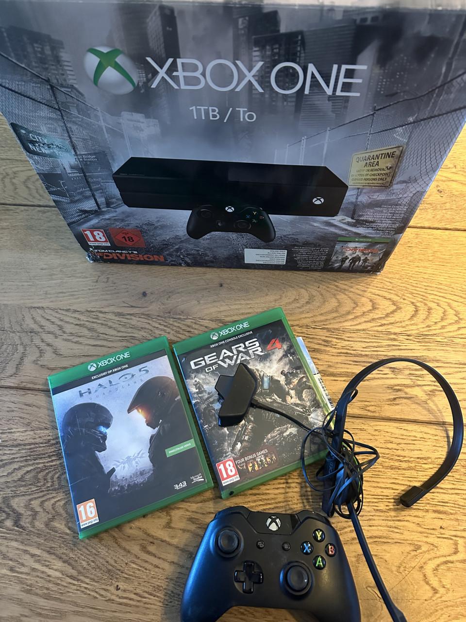 Xbox one + 2 games + 2 controllers en headset