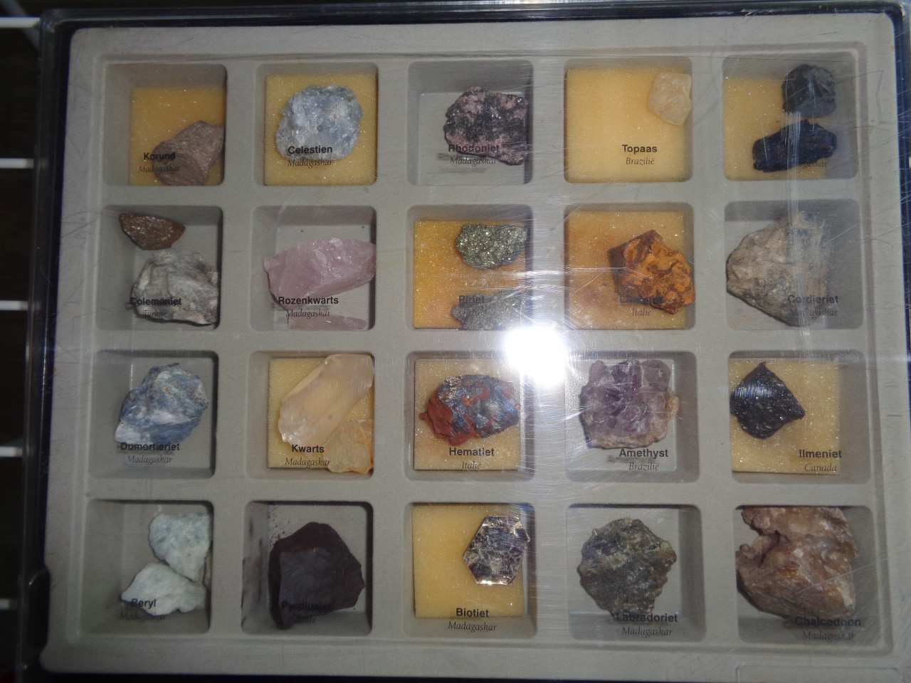 Complete collectie mineralen en edelstenen schatten van de aarde