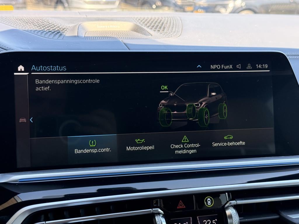 BMW X5 xdrive45e m-sport individual | b&o | sky lounge | luchtvering | mass