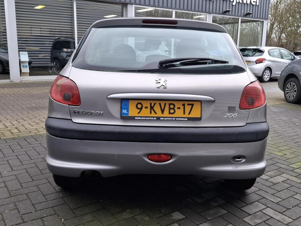 Peugeot 206 1.1 xr nieuwe apk!