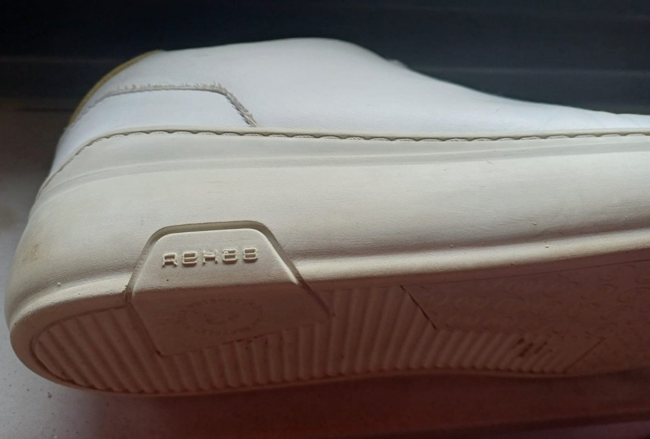 Mooie witte leren sneakers