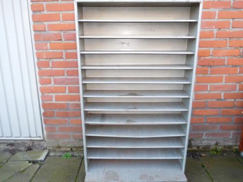 Metalen vakkenkast