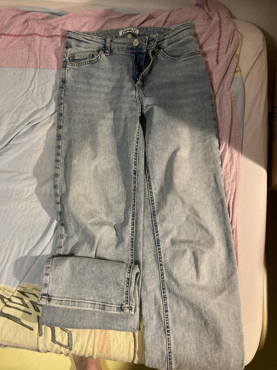 Vier broeken ongeveer de zelfde maten