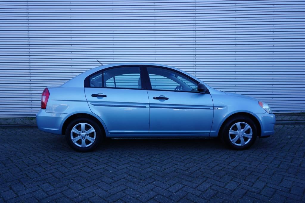 Hyundai Accent 1.6i dynamic airco / elektr. ramen / trekhaak / nap