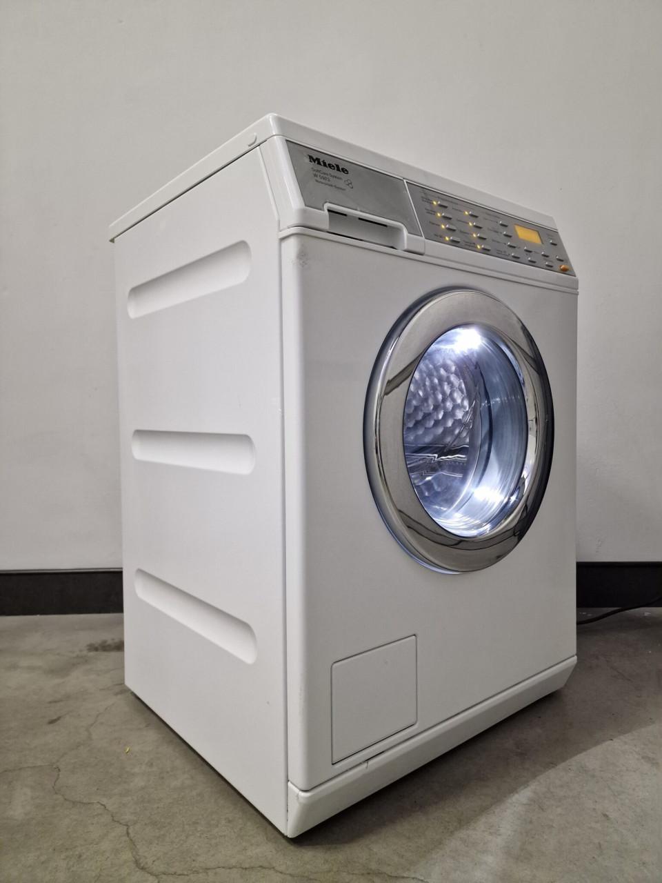 Miele wasmachine 7 kg. 1600 toren en Miele condensdroger 6 kg.