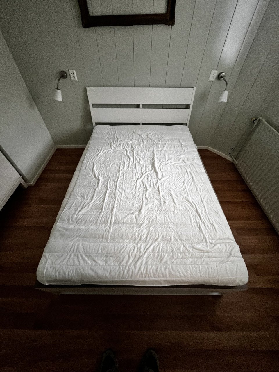 Tweepersoonsbed, compleet met lattenbodems.