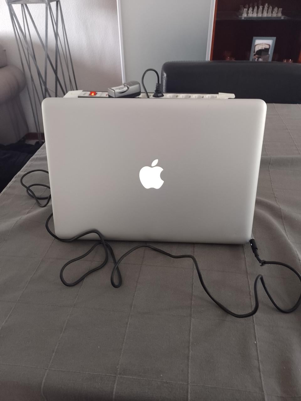 Macbook Pro-i7-SSD- met lader