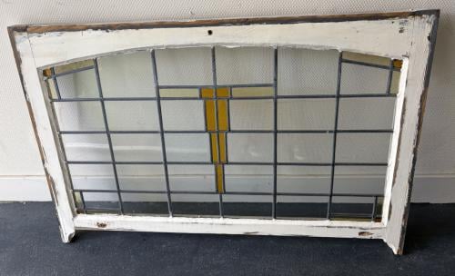 Oud kozijn met glas-in-loodraam