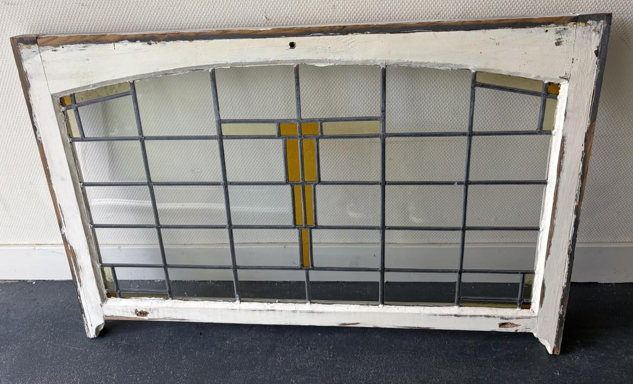 Oud kozijn met glas-in-loodraam