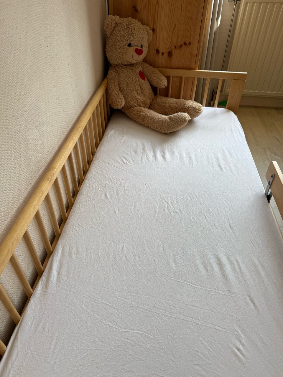 Houten peuterbed met zijsteun 160x70 cm