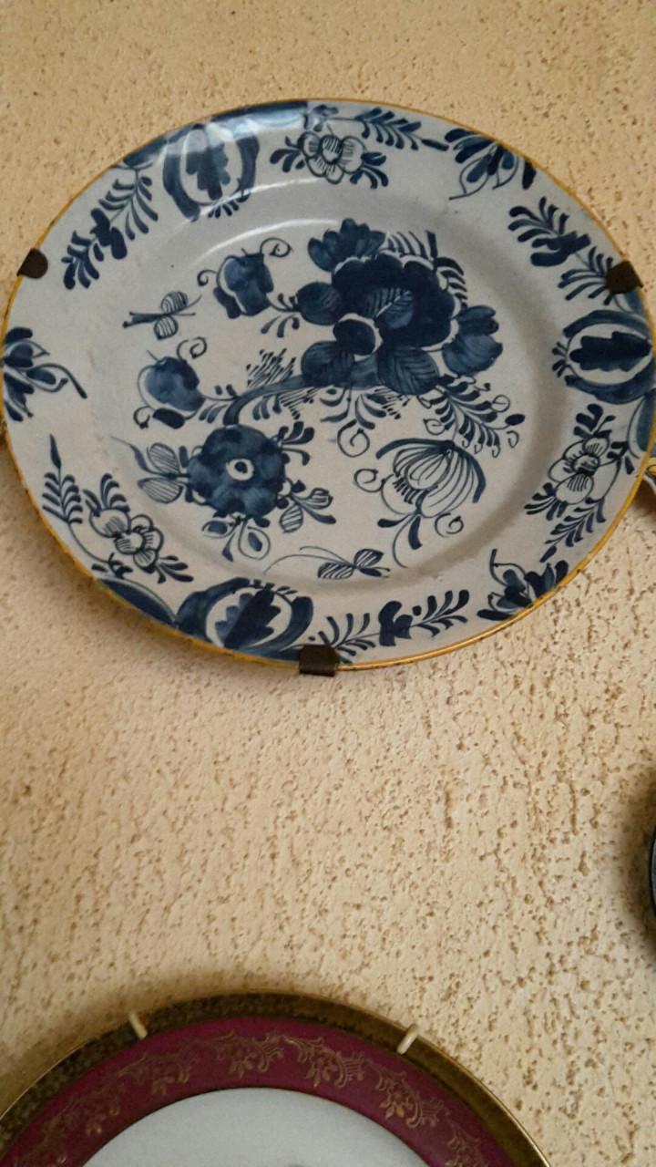 Mooi 17e eeuws delfts bord, groot en gaaf.