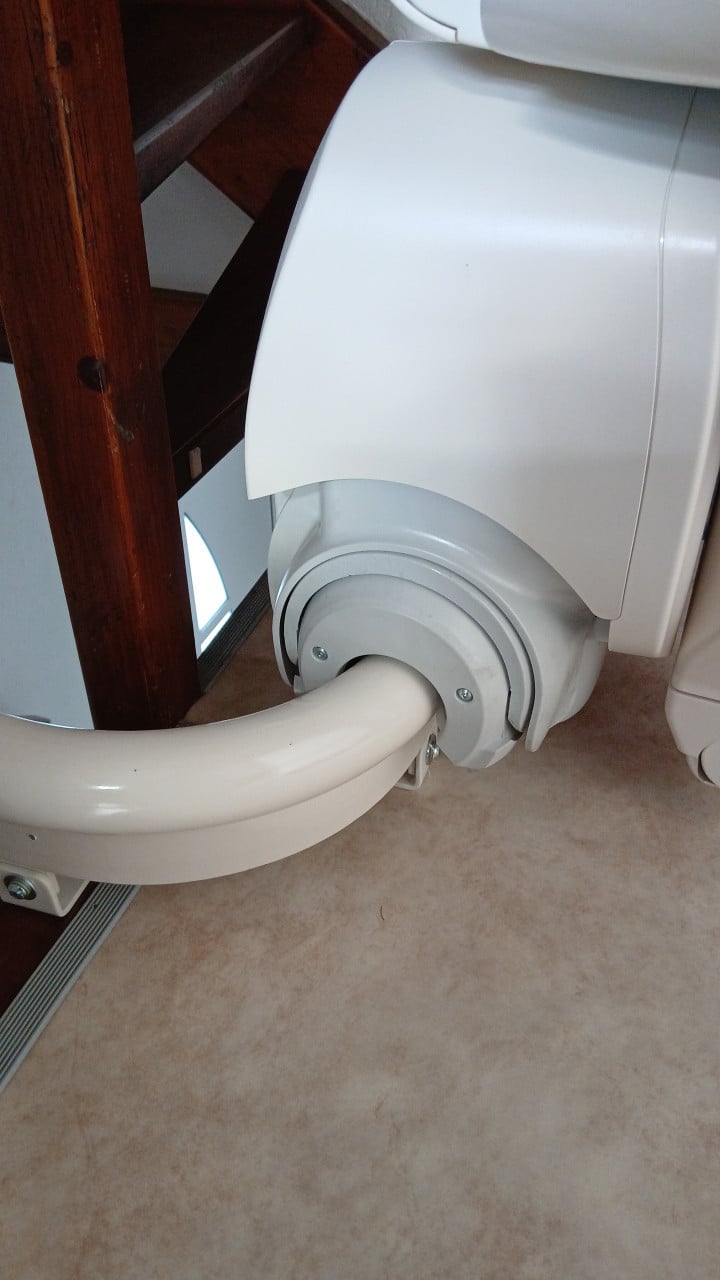 Traplift geïnstalleerd 13 maart 2025 2x linkse bocht.