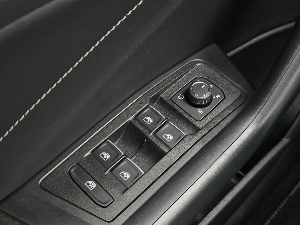 Volkswagen T-roc 1.5 tsi r-line business | acc | trekhaak | keyless
