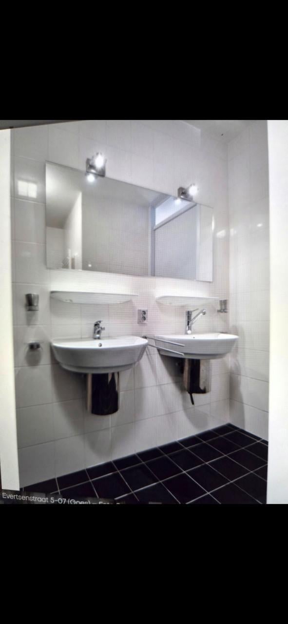 2 Wastafels, planeet Spiegel