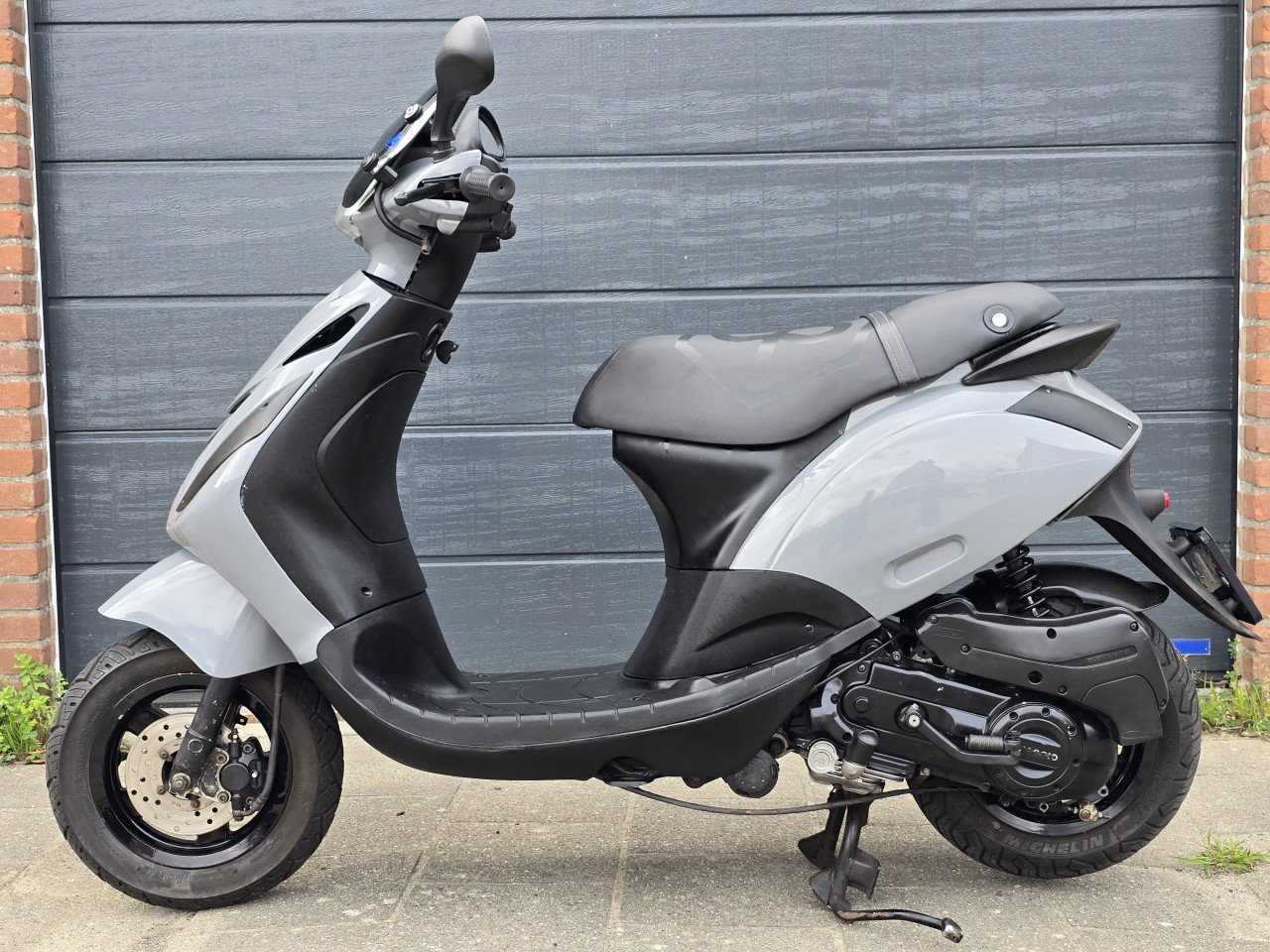 Piaggio Zip 80cc, als nieuw, geel kenteken.