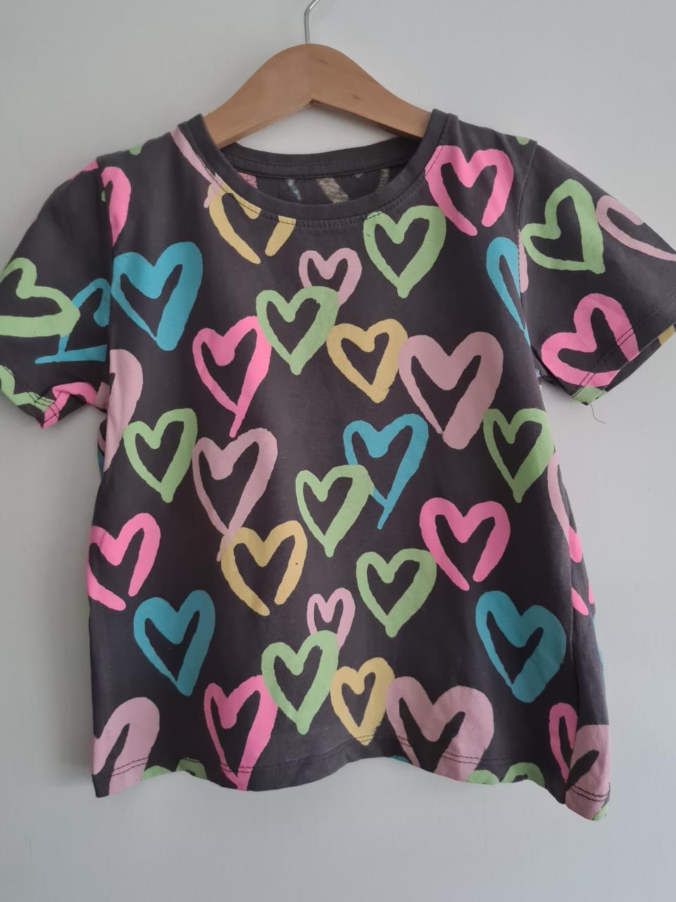 Donker grijs gekleurd hartjes shirt Primark  Maat 128