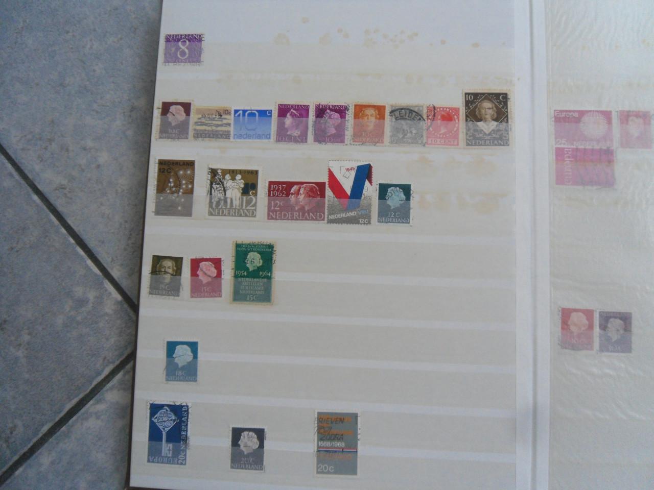 POSTZEGELS + BOEK VAN DIV LANDEN
