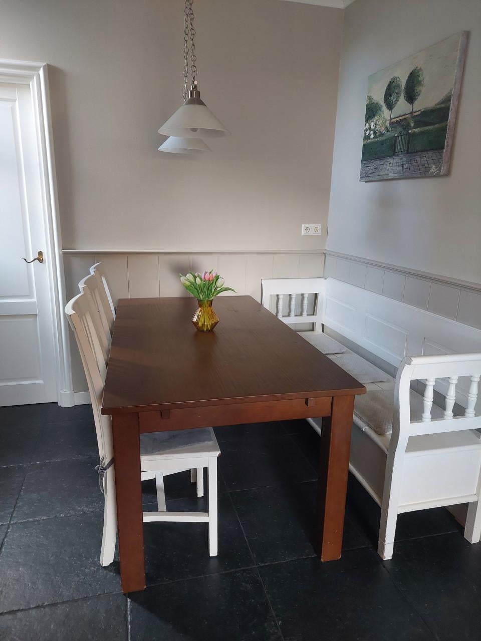 Prachtige eiken eetkamertafel met aansteekblad, stoelen en klepbank