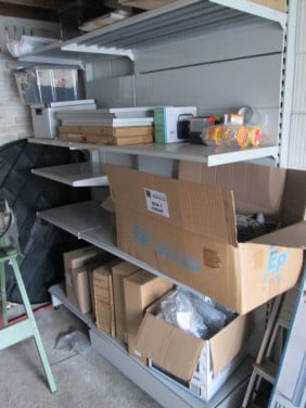Metalen wandstelling met legboorden