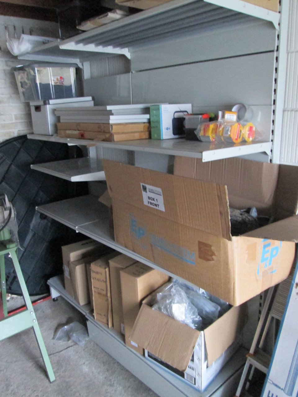 Metalen wandstelling met legboorden