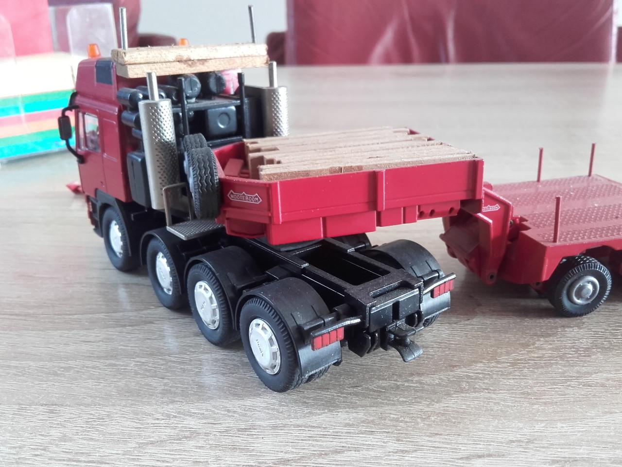 Conrad MAN F2000 met dieplader.