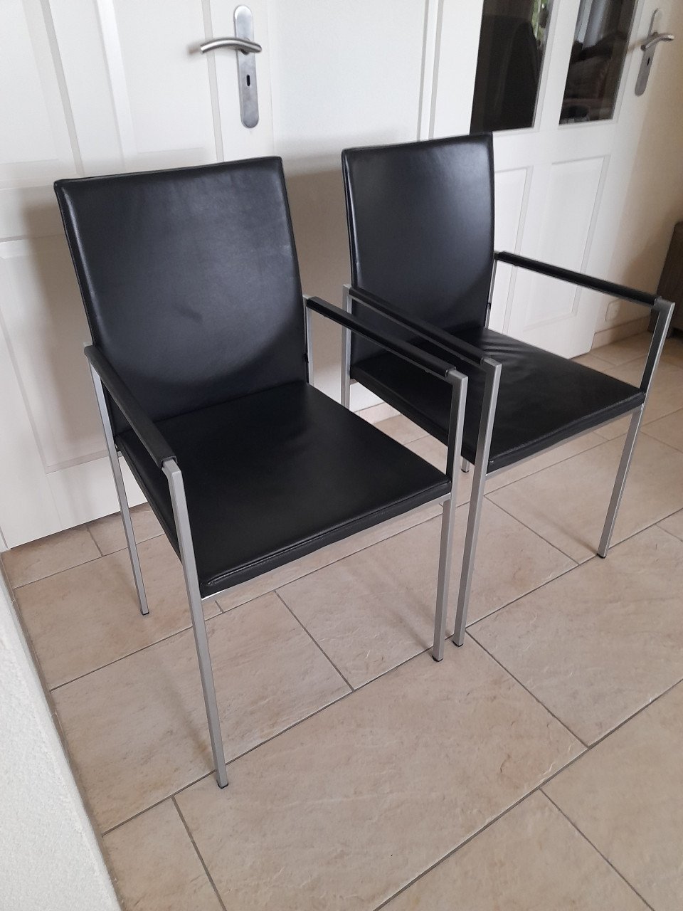 2 KFF  disign stoelen van leer (in goede nette staat )