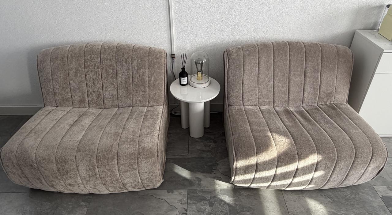 Twee comfortabele bankjes