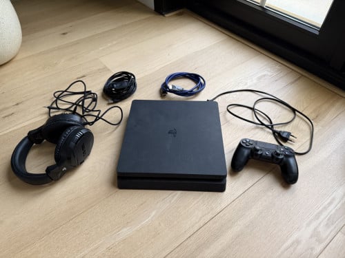 Playstation 4 + controller + headset