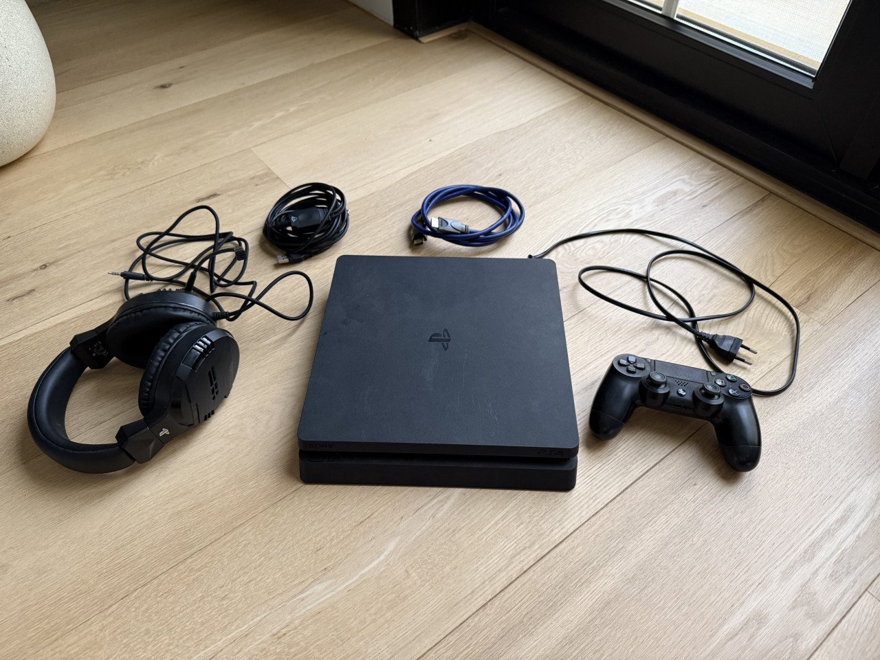 Playstation 4 + controller + headset