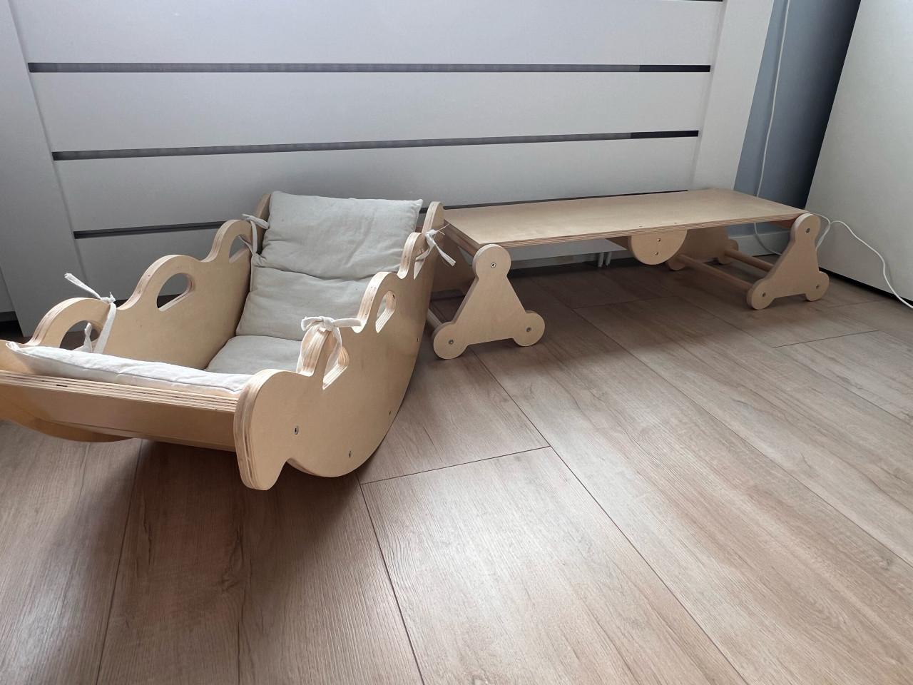 Houten schommelstoel en bankje