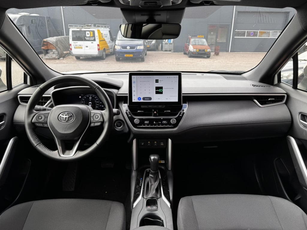 Toyota Corolla Cross 2.0 high power hybrid first edition | apple carplay |