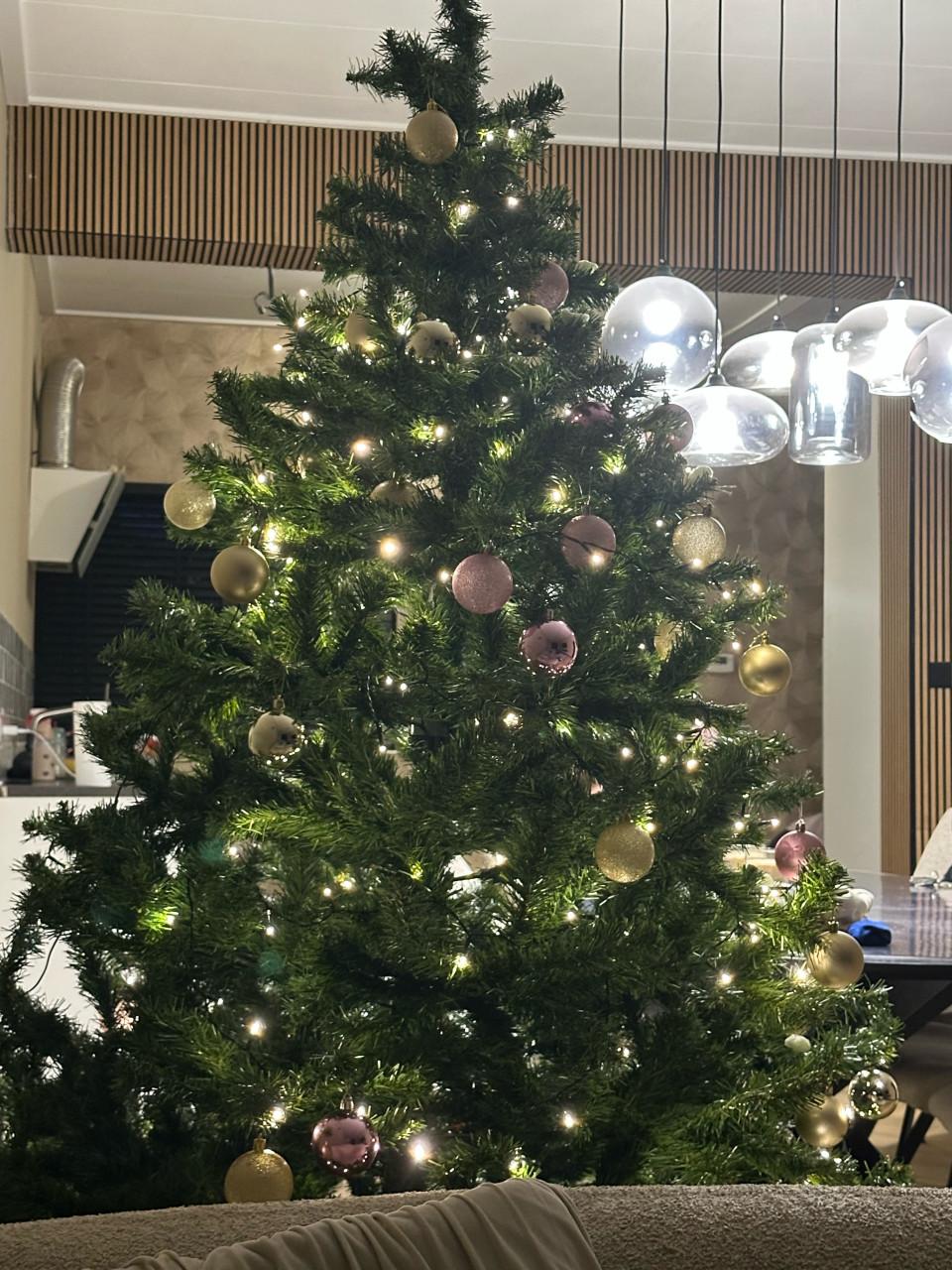 Mooie volle kerstboom 220 hoog incl lampjes en kerstballen